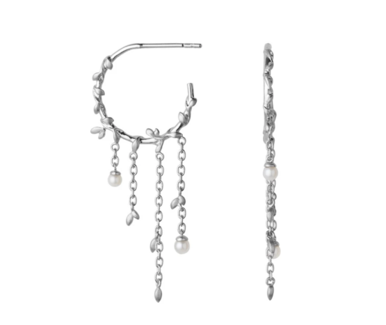 ByBiehl Jungle lvy pearl hoops i sølv og med fersvandsperler Diameter på hoop: 1,7 cm Længde på kæde: 2,5 cm