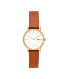 Quartz ur og vandbeskyttet til 3 ATM. Uret har mineral glas, en urkasse i rustfrit stål/gul PVD coating, brun læderrem, og hvid urskive. Uret måler 30mm i diameter.