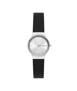 Quartz ur og vandbeskyttet til 3 ATM. Uret har mineral glas, en urkasse i rustfrit stål, sort læderrem, og sølv farvet urskive. Uret måler 26mm i diameter.