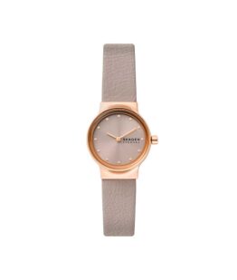 Quartz ur og vandbeskyttet til 3 ATM. Uret har mineral glas, en urkasse i rustfrit stål/rosa guld PVD coating og nude farvet urskive og læderrem. Uret måler 26mm i diameter.